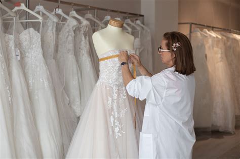 sarta al lavoro su un abito da sposa vintage in un laboratorio solidale