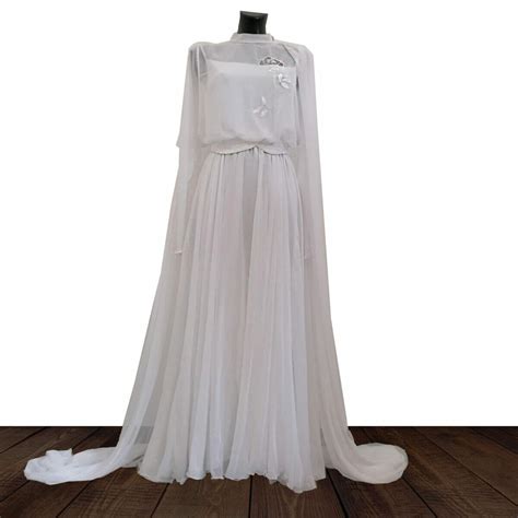 sposa felice con abito solidale in un contesto naturale e gioioso