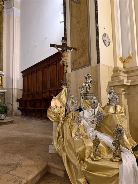 Comunità che celebra la Comunione in chiesa