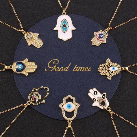 Collana Mano di Fatima blu con occhio centrale, su sfondo etnico