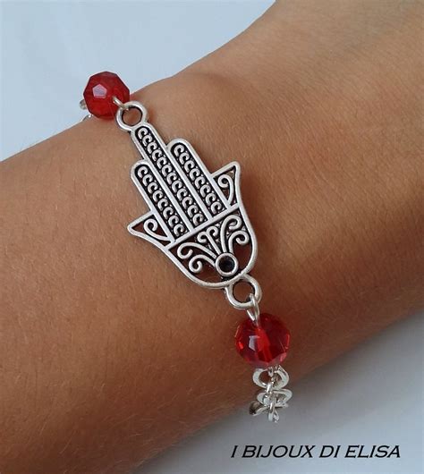 Diversi gioielli con la Mano di Fatima, inclusi anelli, bracciali e orecchini