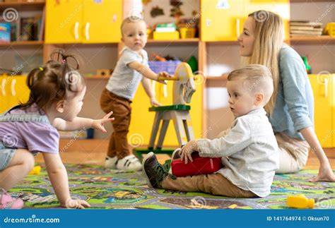 Foto di bambini che giocano con un educatore in un ambiente stimolante