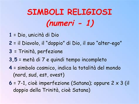 Foto concettuale di bilancia con simboli religiosi e documenti legali