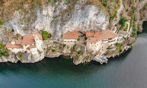 Foto panoramica dell'Eremo di Santa Caterina del Sasso dal lago