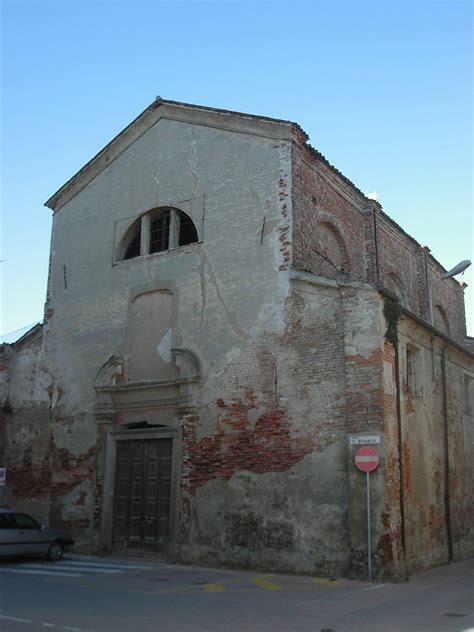 Foto della chiesa sconsacrata di Sant'Arduino, avvolta dalla vegetazione