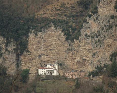 Veduta panoramica dell'Eremo di Calomini, incastonato nella parete rocciosa della Garfagnana.