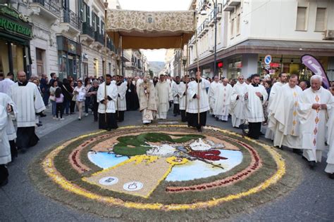 Foto di una processione del Corpus Domini con infiorata
