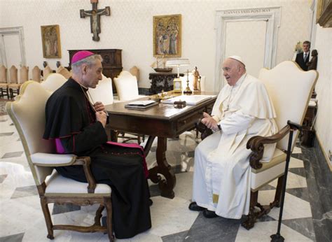 Foto di Mons. Gänswein che presenta le credenziali al Presidente lituano Gitanas Nauseda