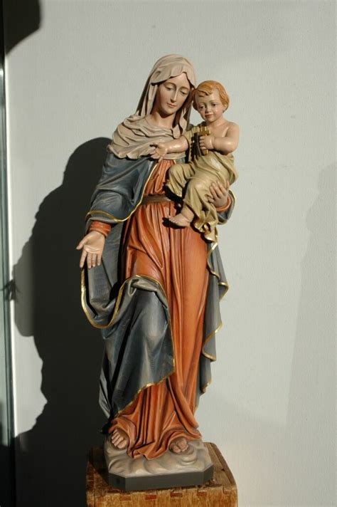 Statua della Madonna con Bambino presente nel santuario