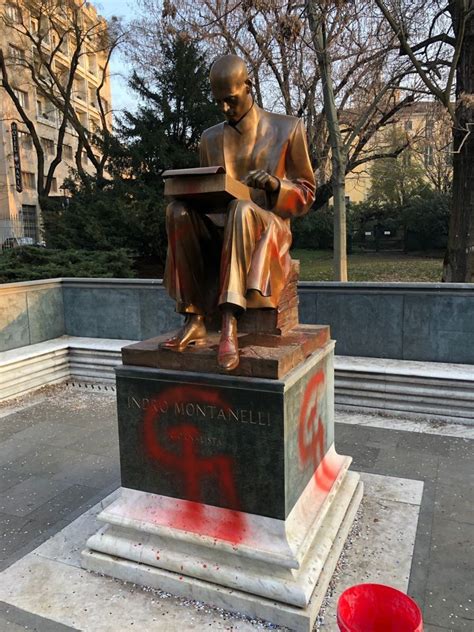 Statua di Indro Montanelli imbrattata a Milano