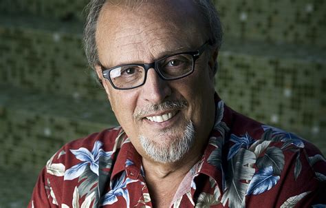 Giovane Ivano Fossati con i primi strumenti musicali