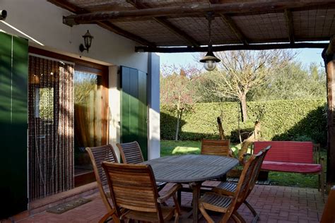 Illustrazione di una villetta indipendente con giardino privato in Liguria