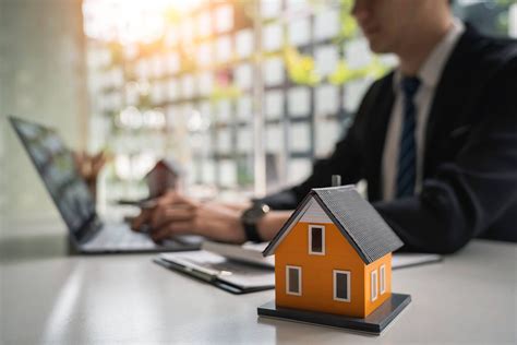 Interno di un'agenzia immobiliare con agenti al lavoro
