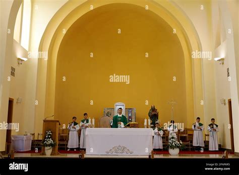 Interno della chiesa di San Giacomo a Medjugorje durante una messa