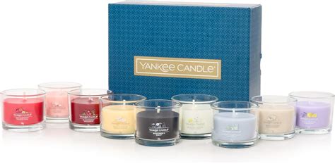 Foto di un set di candele Yankee Candle in formati ideali per bomboniere, decorate con nastri e confetti