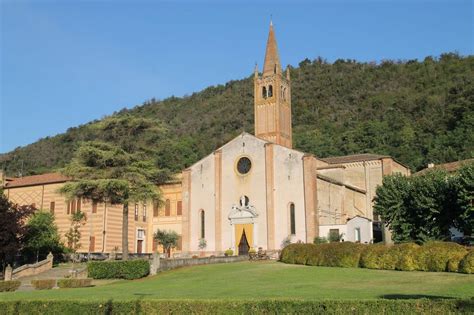 foto esterna del Santuario della Madonna della Salute di Monteortone con il campanile