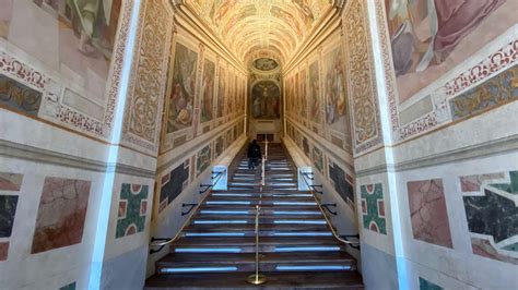 Illustrazione della Scala Santa con fedeli in ginocchio