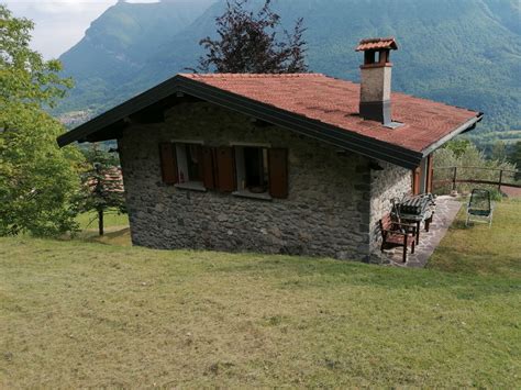 Rustico con ampio terreno circostante in contesto rurale