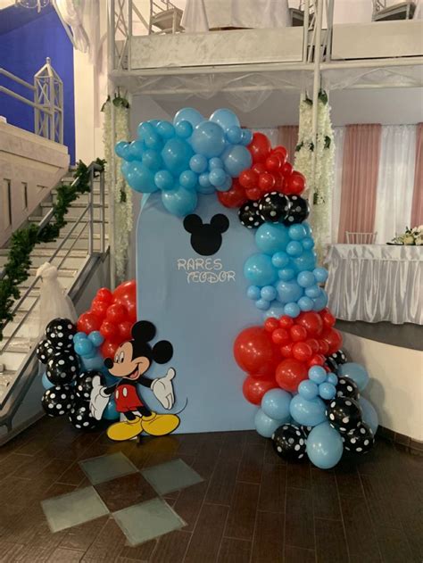 Infographic of various Mickey Mouse themed balloon arrangements (arches, columns, centerpieces)