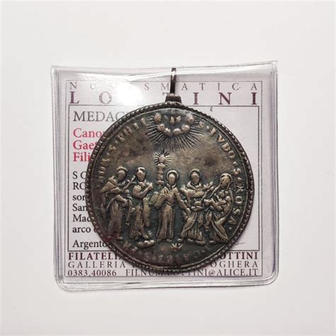 Medaglia devozionale in argento del 1671 con i Santi Gaetano, Francesco Borgia, Filippo, Luigi, Rosa e la Madonna di Loreto