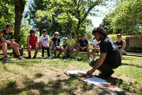 Bambini e adolescenti impegnati in attività di gruppo all'aperto