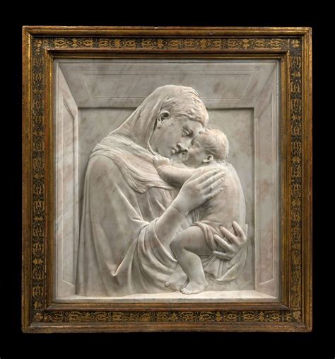 Dettaglio della Madonna Pazzi di Donatello, focus sui volti di Maria e Gesù Bambino