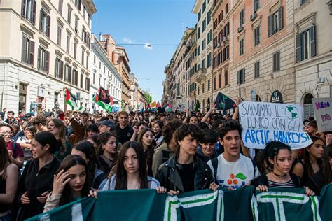 Manifestazione di indigeni in Argentina a sostegno dei propri diritti territoriali.