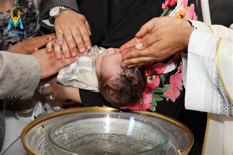 Sacerdote che celebra un rito di esorcismo semplice durante il battesimo