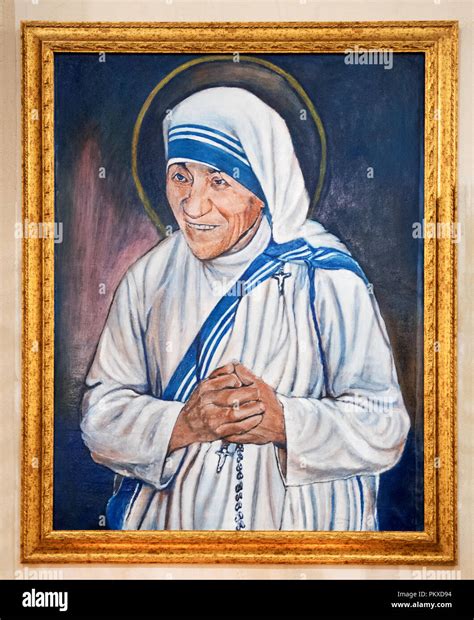 Ritratto di Madre Teresa di Calcutta sorridente con il sari bianco e azzurro