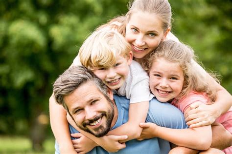 Foto di una famiglia unita e serena che si abbraccia