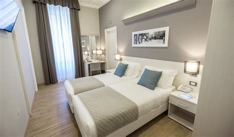 Interno di una camera doppia standard del B&B Hotel Ravenna con Smart TV