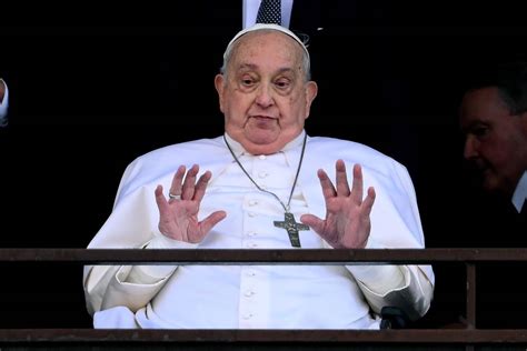 Papa Francesco che sorride, simbolo della gioia cristiana e dell'umorismo