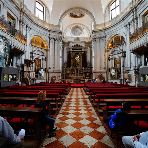 Foto panoramica della Chiesa di Santa Maria della Pietà con il portico e l'area verde
