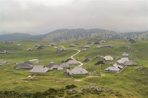 Villaggio dei pastori a Velika Planina con capanne tradizionali e tetti in legno