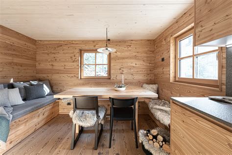 Interno confortevole di uno chalet sull'altopiano di Velika Planina