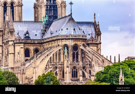 Notre-Dame de Paris, vista esterna con gargoyle e archi rampanti