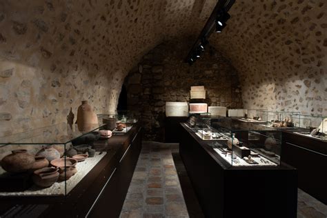 Foto d'archivio dei tesori del Terra Sancta Museum, inclusi vasi da speziale e manufatti in madreperla.