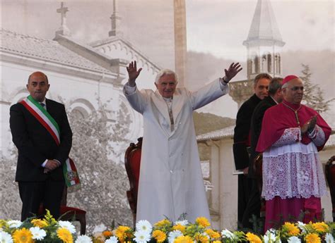 Benedetto XVI durante una visita pastorale, con l'attenzione alle persone