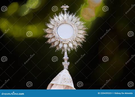 Illustrazione di adorazione eucaristica con ostensorio e fedeli in preghiera