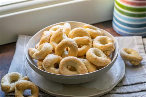 Foto di taralli a forma di ciambella disposti su un vassoio