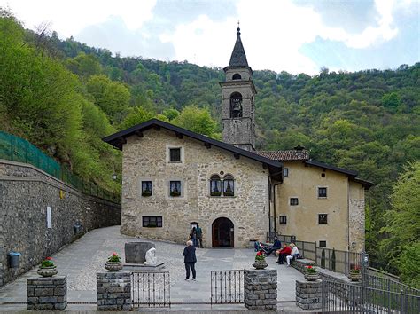 Veduta panoramica del Santuario del Perello immerso nel bosco