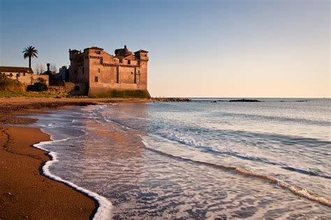 Veduta aerea del Castello di Santa Severa con la spiaggia e il mare