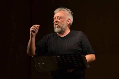 Ritratto di Michele Diegoli Santa Maria durante uno spettacolo di cabaret
