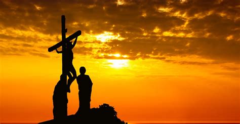 Via Crucis stilizzata con figure che seguono Gesù
