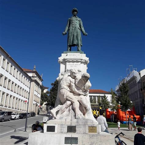 Foto panoramica della Cattedrale di Vila Real e dell'area circostante su Avenida Carvalho Araújo