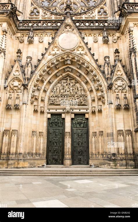 Dettaglio del portale gotico della Cattedrale di Vila Real con arco a sesto acuto e oculo