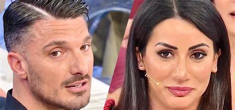 Una scena di intimità tra una coppia e uomini di colore, con un focus sulla sensualità