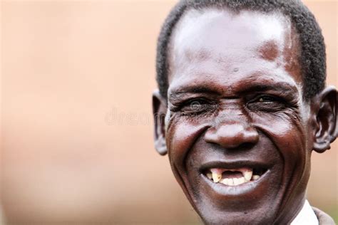 Primo piano di un uomo africano con un sorriso seducente, che guarda una donna italiana