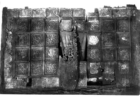 Dettaglio degli intagli del coro settecentesco e dell'organo Lingiardi