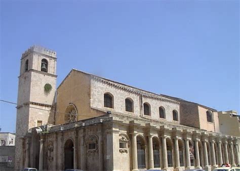 Veduta panoramica e prospetto principale della Basilica di Santa Lucia al Sepolcro a Siracusa